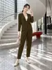 Traje pequeño de solapa con un botón y cuello en V de manga larga Miyake para mujer conjunto de otoño cintura elástica pantalones largos fluidos conjunto de dos piezas