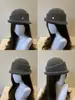 Chapéu de tricô macio e confortável estilo coreano para mulheres, perfeito para outono e inverno, com design retrô, versátil e um visual de alta qualidade que faz o rosto parecer menor. Possui uma aba delicada e enrolada e um estilo refinado de chapéu bucket.