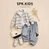 Conjunto de outono estilo coreano para meninos: jaqueta com capuz listrada e jeans estampado, novo conjunto simples de 2 peças estilo 26 para crianças pequenas
