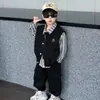 Conjunto de otoño para niño: Chaleco de algodón, camisa a rayas, corbata, pantalones cargo conjunto de tres piezas, estilo coreano casual nuevo modelo 2026 para niños