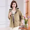 Chamarra corta casual con capucha para mamá, nueva colección de otoño 2026 para mujer, corte holgado, chaqueta rejuvenecedora para mujeres de mediana edad y mayores, algodón puro