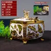 Modelo auténtico nuevo, ya disponible: Botes de caramelo cuadrados de metal con diseño de mariposa y pavo real, en stock para entrega inmediata, con un recipiente interior de vidrio para higiene y protección ambiental