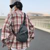 Venta al por mayor de fábrica bolsa diagonal de nailon para hombre letras en inglés bolsa de pecho para niños impresión de alto sentido bolsa de hombro deportiva hombre