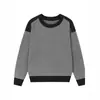 Suéter de tricô masculino Jianheng com fio core-spun em cores blocadas e gola redonda, simples e versátil, com toque de alta qualidade, para outono e inverno