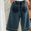 Calça jeans reta com bolso no coração para meninas, estilo moderno para primavera e outono, roupas infantis coreanas 2025