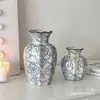 Vaso de Cerâmica Retro Porcelana Azul e Branca Ornamento para Sala de Estar, Jarra de Cerâmica para Arranjo de Flores, Decoração de Luxo Leve, Recipiente para Flores Estilo Chinês Novo, Pequeno