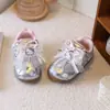 Nuevas zapatillas de dibujos animados para niños, parte superior de piel, zapatos casuales transpirables antideslizantes con lazo para niñas, suela suave, suela ligera