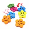 Venta directa botón de madera de caricatura sonriente botón de ciruelo de madera de colores botón sonriente