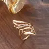 Novo Anel de Dedo Feminino Huajie Estilo Europeu e Americano Curva Exagerada, Anel Dourado Fashion Único, Design Vazado Estilo Longo para Mulheres