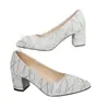 2026 Nuevos Tacones Altos de Tacón Grueso con Estampado Dorado Charol Blanco de Alta Gama Zapatos de Salón para Mujer Moda Europea Americana