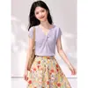 Camisa de punto acanalado con cuello retorcido y manga corta para mujer, verano, con mangas acampanadas, estilizante, elegante, top ligero en blanco y morado