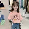 Camiseta de Manga Larga de Algodón Puro para Niñas 2026 Primavera/Otoño Nuevo Cuello Redondo Infantil Linda Estampado de Dibujos Animados Parche Rayado Superior