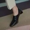 Sapatos de camada única com salto grosso quadrado e boca profunda, totalmente em couro por dentro e por fora, couro bovino macio de camada superior, estilo coreano simples retrô, sapatos pequenos de couro de salto médio, uso bidirecional