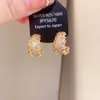 Brincos de Letra com Zircônia e Pérola Agulha de Prata, Elegantes e Versáteis, Brincos Estilo Chanel, Brincos da Moda de Luxo Leve de Alta Qualidade Atacado