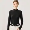 Suéter tricotado 100% lã, intelectual e elegante, para mulheres, com acabamento delicado em renda, gola semi-alta, corte que afina a silhueta e versatilidade para usar como peça base.