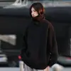 Outono e Inverno 2025 Roupa Externa Retro de Cor Pura para Homens e Mulheres, Mesmo Estilo Novo Suéter de Gola Alta para Homens e Mulheres, Base de Tricô de Versão Solta