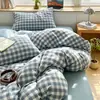 Juego de ropa de cama de cuatro piezas de algodón lavado teñido en hilo Clase A, funda de edredón a cuadros de alta calidad estilo ins, juego de tres piezas para estudiante de dormitorio individual al por mayor