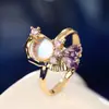Anillo de Luz de Zirconia Incrustada en Oro Real Chapado en Cobre Transfronterizo Europeo y Americano Lujo Ligero Sensación de Alta Gama Anillo para el Dedo Joyería de Mano Versátil Fabricante Venta al por Mayor en Stock