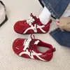 Zapatos de entrenamiento alemanes de nuevo estilo, deportivos casuales, de suela gruesa, que aumentan la altura, de punta redonda, lindos y peculiares, zapatos de otoño acolchados versátiles para mujer 2026