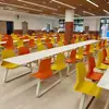 Mesa de Jantar Retangular para Quatro Pessoas em uma Cafeteria, Adequada para Refeições Comerciais, Lanchonetes, Praças de Alimentação e Restaurantes de Fast Food