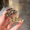 Pinza para el cabello de moda de lujo, estilo coreano, ligera, con adornos de diamantes de imitación, que irradia un ambiente sofisticado y delicado. Perfecto para sujetar el flequillo, el cabello lateral, peinados semi-recogidos o como accesorio para el cabello para mujeres