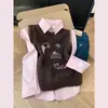 Conjunto de dos piezas de otoño: chaleco de punto sin mangas para mujer superpuesto con una camisa rosa de manga larga, top elegante para mujer