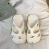 Pantuflas lindas y casuales con tachuelas, suela gruesa, sandalias cerradas antideslizantes para exteriores, moda de primavera, chanclas de playa