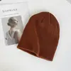 Gorro tejido blanco para mujer otoño e invierno estilo coreano moderno combinable con todo color liso circunferencia de cabeza grande gorro de lana pullover postparto