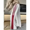 Calça de moletom esportiva da moda com blocos de cor e três listras para homens, nova coleção de outono, calça longa versátil de perna larga, estilo solto e casual