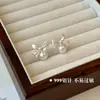 Brincos de Prata Pura S999 com Design Elegante de Laço de Pérola para Mulheres, Oferecendo um Toque de Luxo Leve, Sensação de Alta Qualidade, Brincos Únicos, Gracioso e Exquisitos de Nicho