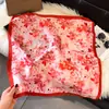 Lenço Floral de Seda Falsa Estilo 2026 para Mulheres, Elegante Acessório de Pescoço com Toque de Luxo, Lenço Decorativo, Lenço de Bolso para Lenço de Bolso no Atacado