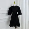 Foto Real de Roupas Femininas para Comércio Exterior: Vestido Curto de Renda Estilo Corte Europeu, Soltinho, com Cinto e Bordas Elegantes Franzidas