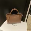 Bolsa de Balde Portátil Simples e Versátil para Mulheres, Novo Modelo Estilo Coreano para Trabalho e Deslocamento, Bolsa de Ombro, Moda Inverno 2025 com um Toque de Luxo
