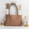 Bolso Tote Grande de Mujer Nuevo para Otoño e Invierno Transfronterizo, Bolso de Hombro y Mano, Bolso de Mujer Acolchado Floral de Color Caramelo