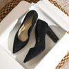 Salto Alto Preto de Bico Fino Estilo Francês para Mulheres Salto Grosso 2025 Primavera Novo Nicho Versátil Sapatos para Roupa de Trabalho para Mulheres