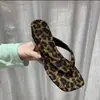 Primer encuentro: Chanclas de cuña casuales estilo coreano con estampado de lunares y leopardo para mujer, adecuadas para uso exterior en verano, estilo vacacional, versátiles y a la moda