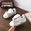 Otoño 2026 Nuevos Zapatos Caminador para Bebé Suela Suave Zapatos Blancos para Niñas Zapatos de Entrenamiento Alemanes para Niños Zapatos de Patinaje para Niños Zapatos Casuales