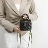 Bolso Pequeño Cuadrado con Cadena Acolchado Diamante Estilo Chanel 2026 Nuevo de Alta Gama Versátil Mini Bolsa Roja con Cierre de Bola Dorada Bolso de Hombro Único