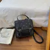 Mochila de Moda de Gama Alta con Bloques de Color para Mujer 2026 Nueva Versátil Casual Mochila de Espalda Multifuncional Pequeña para Viajes Escolares