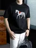 [Cavalo em Relevo 3D] Camiseta de Manga Curta Respirável Estilosa Estilo de Negócios de Luxo Leve para Homens, Top Casual de Verão com Painéis Coloridos na Gola Traseira