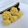 Flor de estambre tejida a mano producto terminado con pétalos puntiagudos hacia afuera, flor de rosa tejida, regalo para cumpleaños y Navidad, flor realista de ganchillo