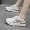 Tênis Branco para Mulheres 2026 Novo Popular Primavera Antiderrapante Esportivo Casual Confortável Versátil Solado Macio Retro Tênis Forrest Gump