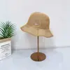 2026 Novo Estilo Chapéu Balde de Tricô Vazado com Rede e Emblema Metálico para Mulheres Verão Fresco Respirável Aba Levemente Curvada Estilo Simples Prático
