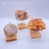 Ejemplar de piedra en bruto de pilar de cristal, soporte de exhibición de piedra ornamental, pieza decorativa con base de metal y madera maciza