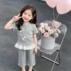 Conjunto de Roupa de Verão para Meninas 2026 Novo Estiloso Dopamina Estilo Fino Calça Casual de Manga Curta Infantil