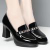 Sapatos femininos britânicos pequenos de couro 2023 novos primavera e outono bico fino verniz salto alto sapatos femininos mãe de meia-idade salto grosso boca profunda