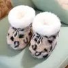 Zapatos para bebé invierno 0-3-6 meses zapatos de suela suave 9 calcetines más terciopelo cálidos zapatos de algodón pies de recién nacido no se caen zapatos protección