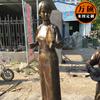 Decoración de boceto de personaje folclórico para la Plaza de la Calle Comercial Decoración de escultura de personaje musical de cobre de imitación de tres cuerdas elásticas de FRP