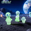 Nuevo producto transfronterizo: figura linda de alien que brilla en la oscuridad, accesorio de decoración DIY, adorno para coche y escritorio
