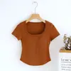Camiseta feminina de manga curta com bojo bainha irregular curva segunda pele com sutiã pode ser usada por fora gola quadrada top verão